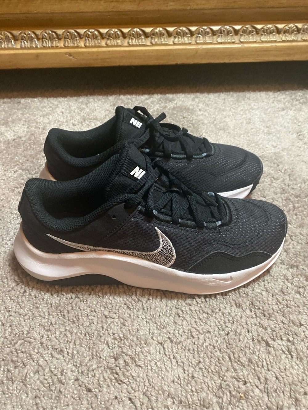 Nike Legend Essential 3 Black & White low Trainers Running sneakers size 7.5